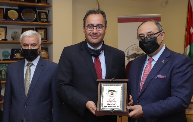  وزير الدولة لشؤون الإعلام ... نقابة الصحفيين الأردنيين تكرم جامعة عمان الاهلية - وكالة عكاظ الاخبارية
