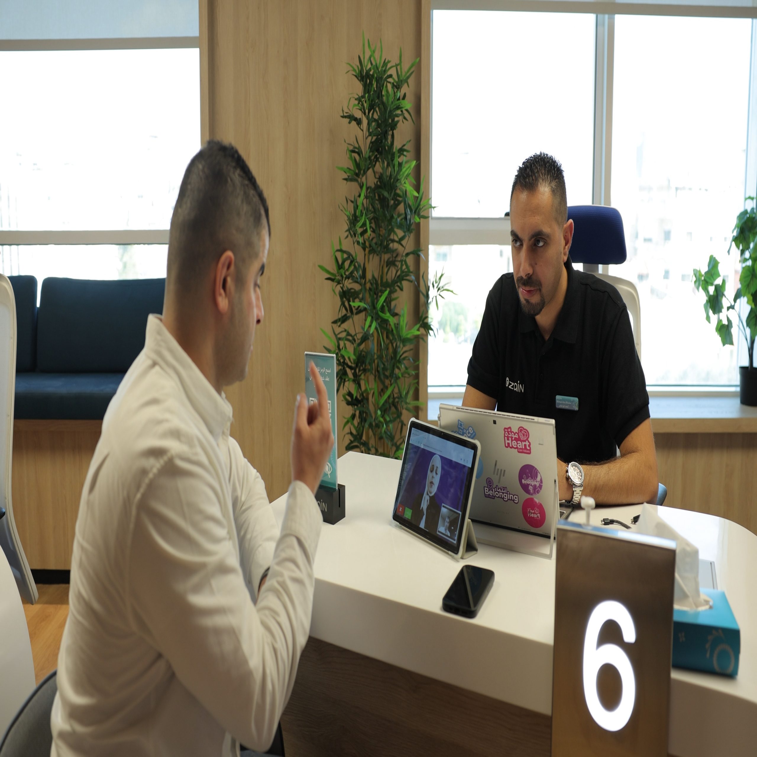  المحادثات المرئية الفورية بلغة الإشارة في زين الاردن scaled - وكالة عكاظ الاخبارية