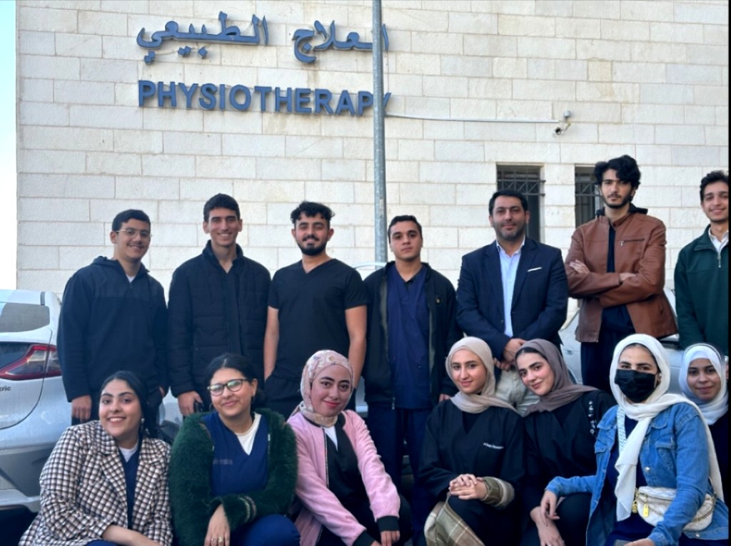 قسم العلاج الطبيعي في عمان الأهلية يزورون مستشفى الحسين بالسلط - وكالة عكاظ الاخبارية
