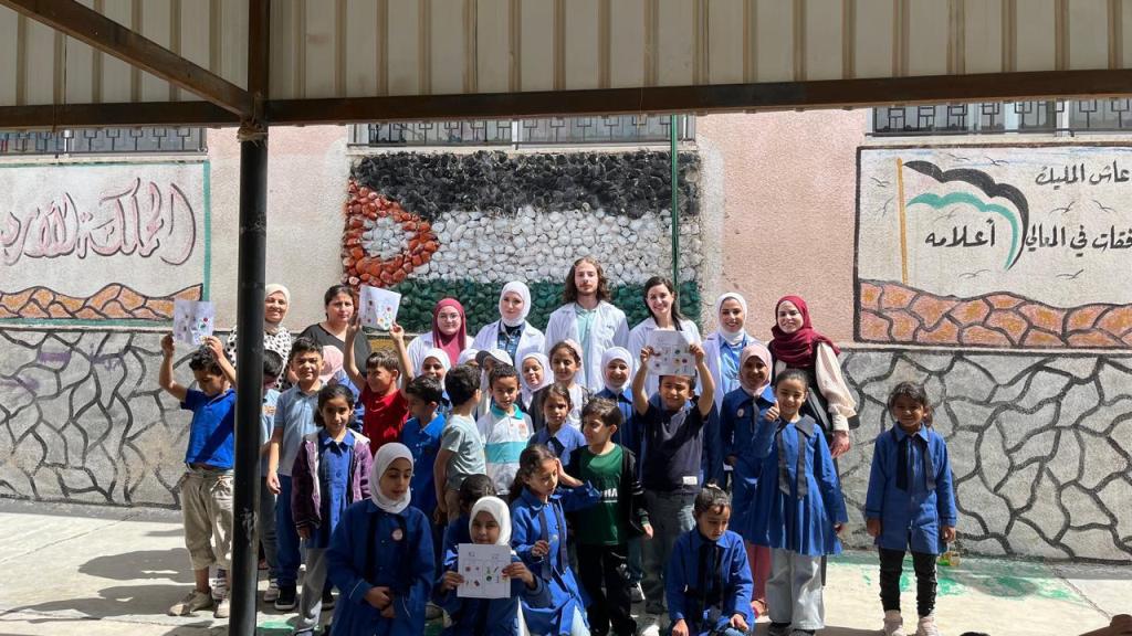  الاهلية تنظم نشاطاً توعوياً بمدرسة البشيري بالسلط حول صحة الفم والاسنان  - وكالة عكاظ الاخبارية