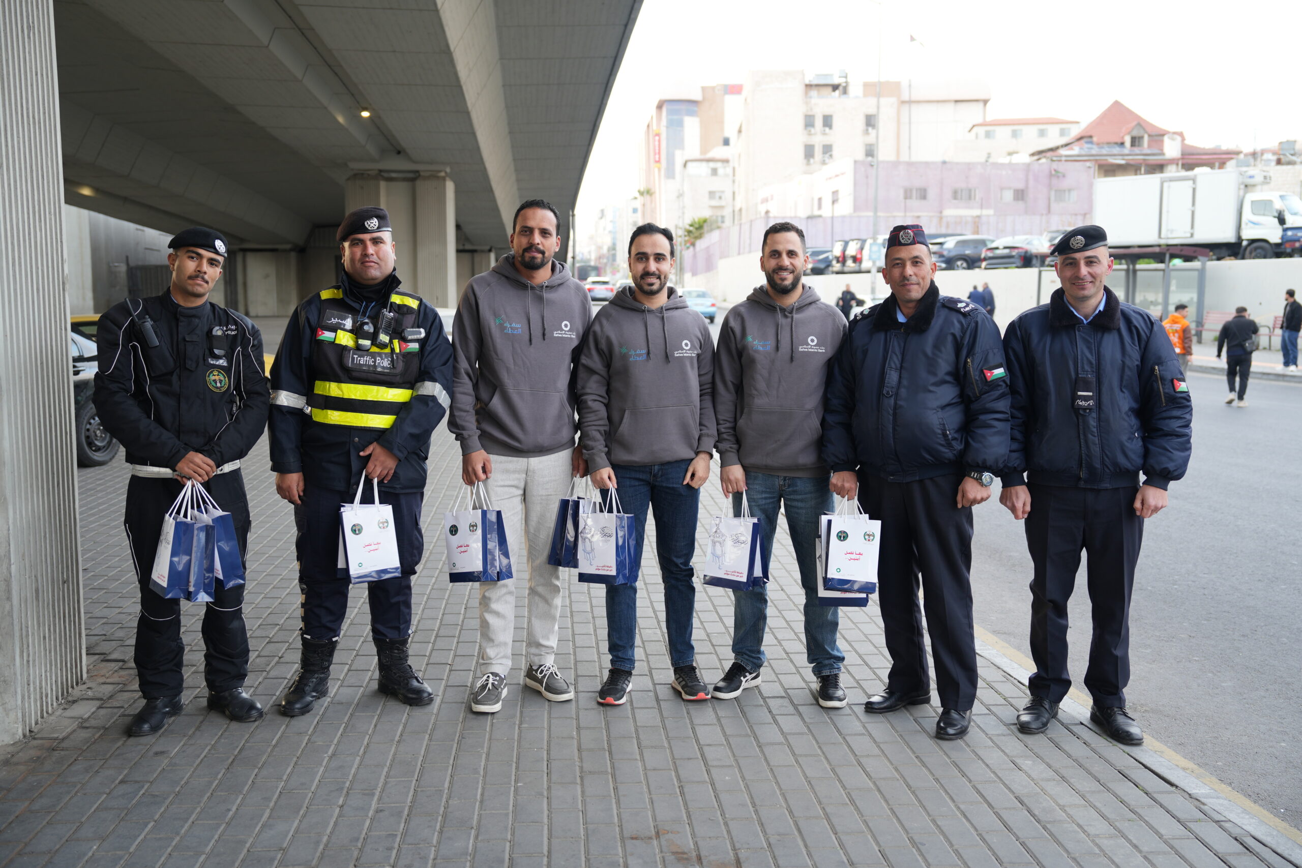  صفوة الإسلامي يوزع التمر والماء على الصائمين بالتعاون مع إدارة السير المركزية - وكالة عكاظ الاخبارية