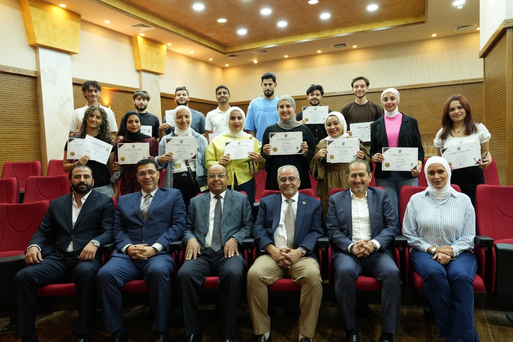  .مستشار جامعة عمان الأهلية يرعى حفل توزيع شهادات الدورات التدريبية على طلبة كلية العلوم التربوية 1 - وكالة عكاظ الاخبارية