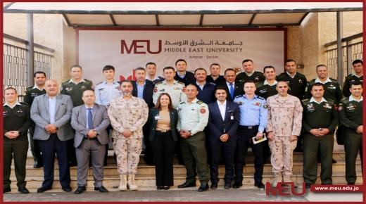 المشاركون في “دورة القادة أمام الاعلام والمتحدثين الرسميين”  يزورون جامعة الشرق الاوسط