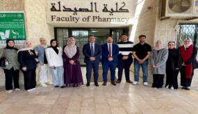 كلية الصيدلة في جامعة الزيتونة الأردنية تنفذ مبادرة توعوية حول دور الصيدلاني في تعزيز نمط الحياة الصحي لطلبة المدارس