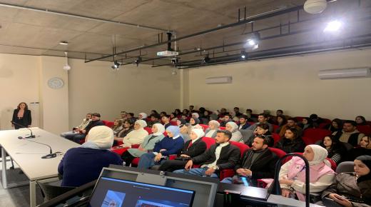 طلبة “إعلام الشرق الأوسط” يحاورون مراسلًا في قناة الجزيرة حول بناء القصة الإنسانية