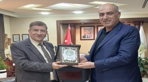 رئيس جامعة الزيتونة الأردنية يبحث تعزيز التعاون الأكاديمي والبحثي مع المركز الأردني للتصميم والتطوير