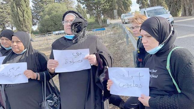 نساء يتظاهرن دعما للأسيرات الفلسطينيات ومحامو الدفاع عن الشيخ رائد صلاح يخشون على حياته