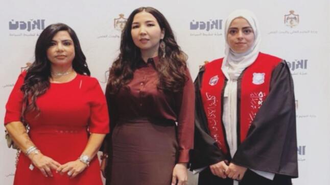 تكريم طالبتين وافدتين من عمان الأهلية في حفل الأوائل بوزارة التعليم العالي