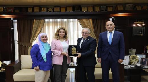 عمان الأهلية تستقبل نقيب أطباء الأسنان