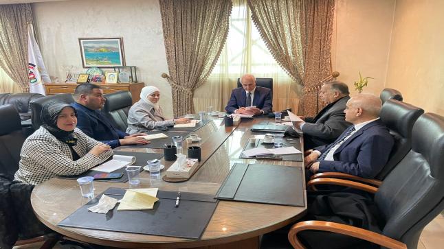 تسلم مبادرة المدرسة الإنتاجية الريادية ووزير التعليم يستعرض خطط تطويره