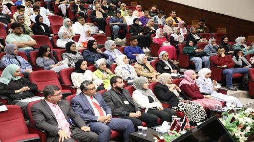 حوار موسع لطلبة “العلوم الطبية المساندة” و”التمريض” مع عميدهم