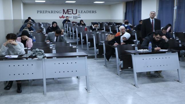 نقيب المحامين يثني على استقبال جامعة الشرق الأوسط المنظم للامتحان التحريري
