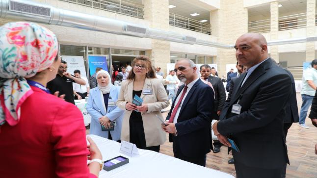 وزارة العمل ترعى يومًا وظيفيًا يضم أكثر من 60 شركة في “الشرق الأوسط”