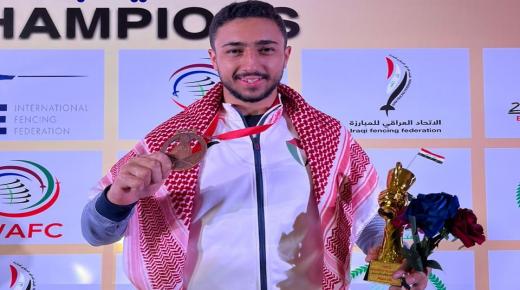 طالب جامعة عمان الأهلية أسامة المصري يتألق في بطولة كأس العالم للمبارزة