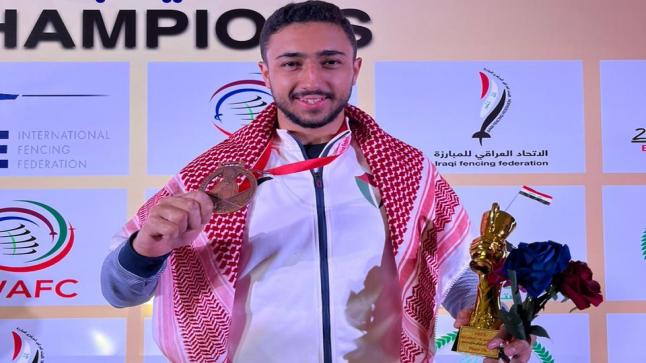 طالب جامعة عمان الأهلية أسامة المصري يتألق في بطولة كأس العالم للمبارزة