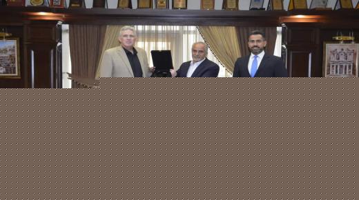 البروفيسور جونسون “أخصائي سياسة فولبرايت” يزور عمان الأهلية