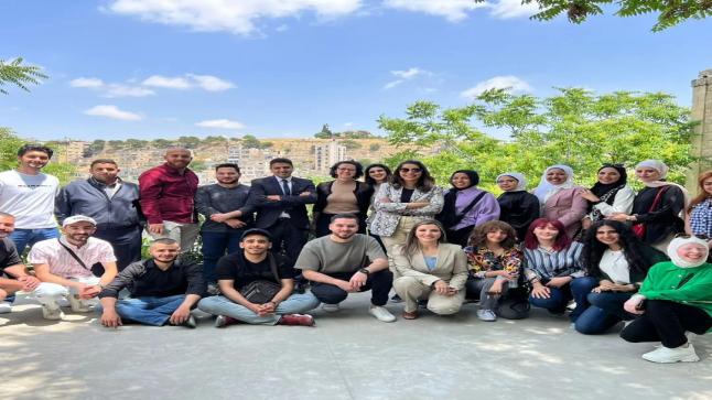 طلبة “إعلام الشرق الأوسط” يزورون معرضًا لمجلة حبر