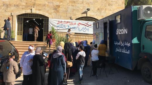 عيادة زين المجانية المتنقلّة للأطفال تقدّم خدماتها لأهالي “عيرا ويرقا