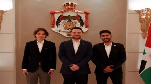 ثلاثة طلبةٍ من “الشرق الأوسط” في حضرة سمو ولي العهد  على مائدة الإفطارٍ