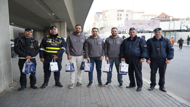 بنك صفوة الإسلامي يوزع التمر والماء على الصائمين بالتعاون مع إدارة السير المركزية