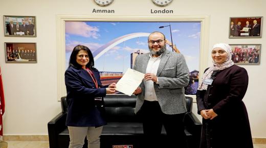 “الشرق الأوسط” تكرم عضو هيئة التدريس في “بيدفوردشير” المستضافة محمد خريشا