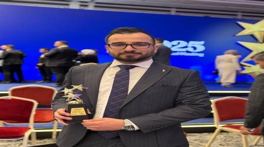 صيدلة عمان الأهلية تهنئ خريجها عبد العزيز محمد بمناسبة فوزه بجائزة أفضل إنجاز من شركة فارما الدولية