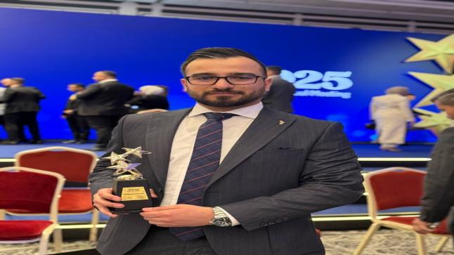 صيدلة عمان الأهلية تهنئ خريجها عبد العزيز محمد بمناسبة فوزه بجائزة أفضل إنجاز من شركة فارما الدولية
