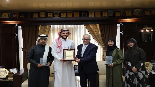 رئيس عمان الأهلية يكرم مجموعة من الطلبة السعوديين المتميزين