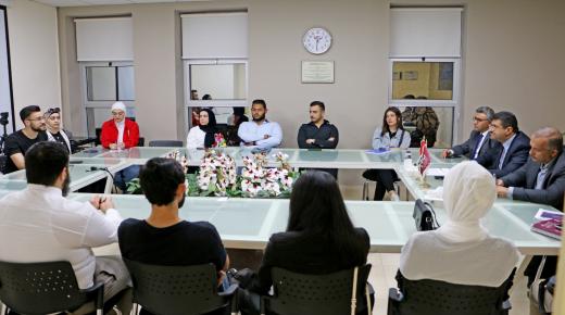 عميد كلية الأعمال في “الشرق الأوسط” يحاور طلبتها المتفوقين