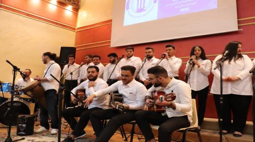 كورال “الشرق الأوسط” يشارك في مهرجانٍ موسيقي احتفالًا بعيد ميلاد القائد