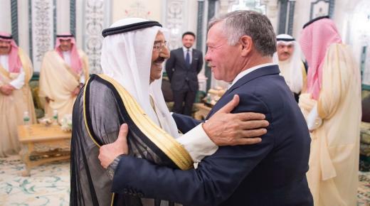 الملك يطمئن على صحة أمير الكويت