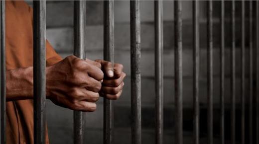 حبس وطرد 3 من أفراد الأمن العام … شاهد التفاصيل