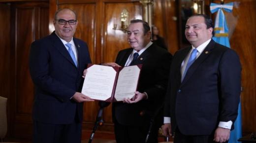 السفير الخالدي يقدم أوراق اعتماده لرئيس جمهورية غواتيمالا