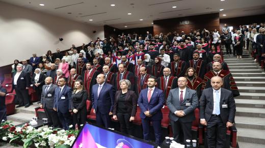 العين الدكتور ناصر الدين يرعى تخريج طلبة البرامج الدولية المستضافة في جامعة الشرق الأوسط