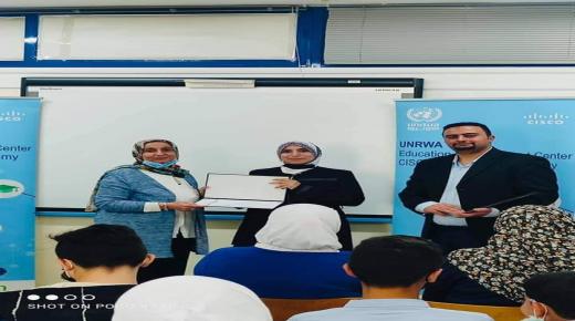 إدارة برنامج التربية والتعليم (الأونروا )تكرم المعلمة رولا خليل عبد الرحيم عليان لتميزها