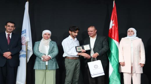 د. الحوراني يقدم 45200 دينارجوائز مالية ومنح جامعية لمتفوقي الثانوية في مدارس الجامعة – صور
