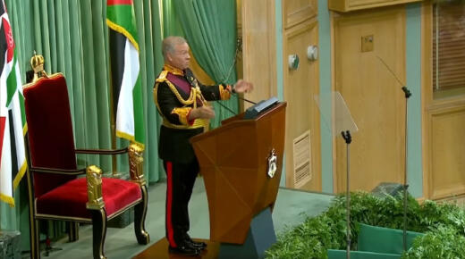 “يَرْقَى الجبالَ مَصَاعِبَاً تَرْقَـى بـهِ وَيَعَافُ للمُتَحَدِّرينَ سُهولا”