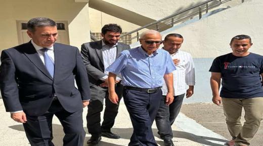 السفير أبو رمان يتفقد قاعة امتحانات الثانوية في المدرسة العربية بتونس