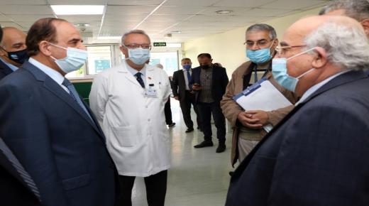 الدكتور القضاة يتفقّد سير العمل في مركز تطعيم مستشفى الجامعة الأردنية