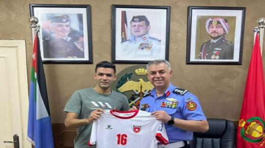 العقيد شادي الهباهبة يهنئ المنتخب الوطني تأهله لمونديال كأس العالم لكرة القدم ويكرم اللاعب سليم عبيد