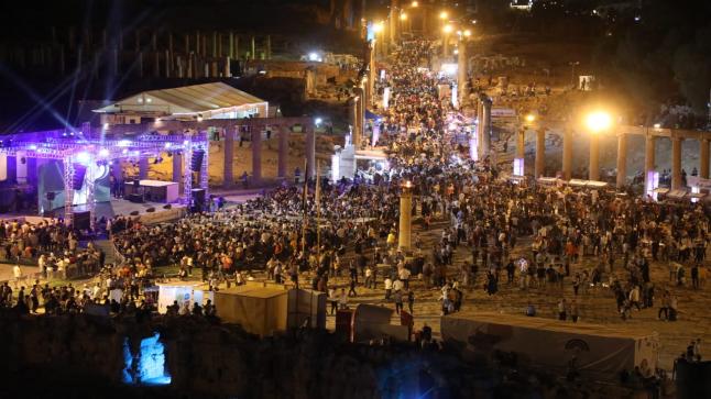الساحة الرئيسية في “مهرجان جرش”.. قمر ينير عتمة التاريخ بنور الحاضر