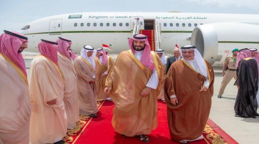 ولي العهد السعودي يصل المنامة لرئاسة وفد المملكة في القمة العربية