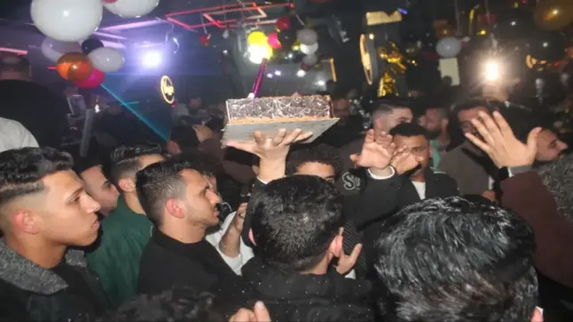 مستثمر يحتفل بعيد ميلاد مستشاره القانوني بعد دفاعه عنه في قضية ضد طليق ابنته