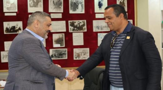 المومني يكرم ” محمد دحبور ” كـ مدير مثالي في بلدية الزرقاء