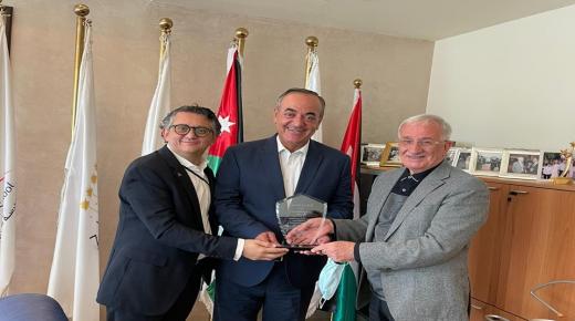 المعايعة وحميد من فندق ماريوت يقدمون الشكر للمهندس عبد الحكيم الهندي