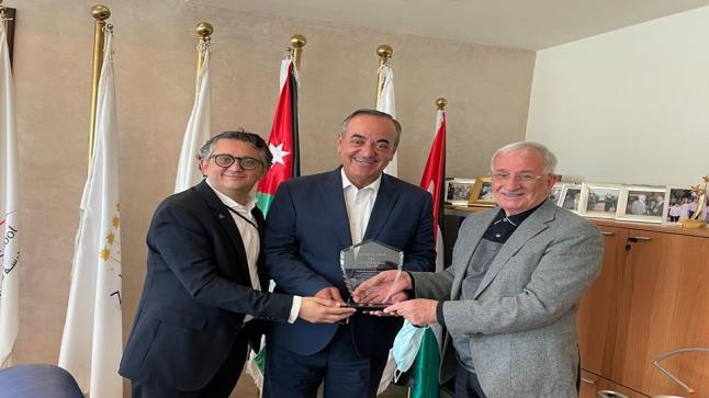المعايعة وحميد من فندق ماريوت يقدمون الشكر للمهندس عبد الحكيم الهندي