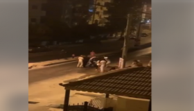 مشاجرة بين نساء وشبان بالشارع أثناء الحظر (فيديو)