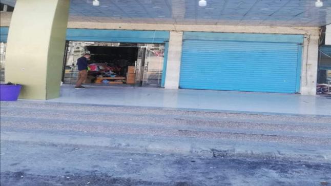 بلدية الزرقاء تغلق 12 منشأة تجارية خالفت أوامر الدفاع داخل المنطقة المعزولة في الزرقاء