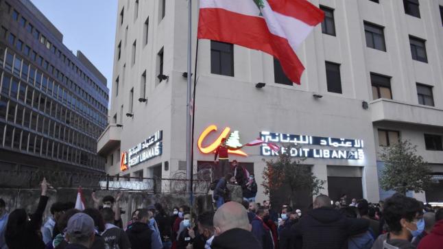 لبنان: الدولار يحلّق فوق 14 ألف ليرة والعين على “منصة” المصرف المركزي