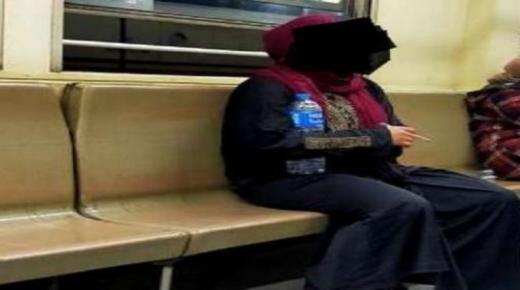 متسولة تحاول تقديم رشوة مالية لكوادر مكافحة التسول لعدم ضبطها.